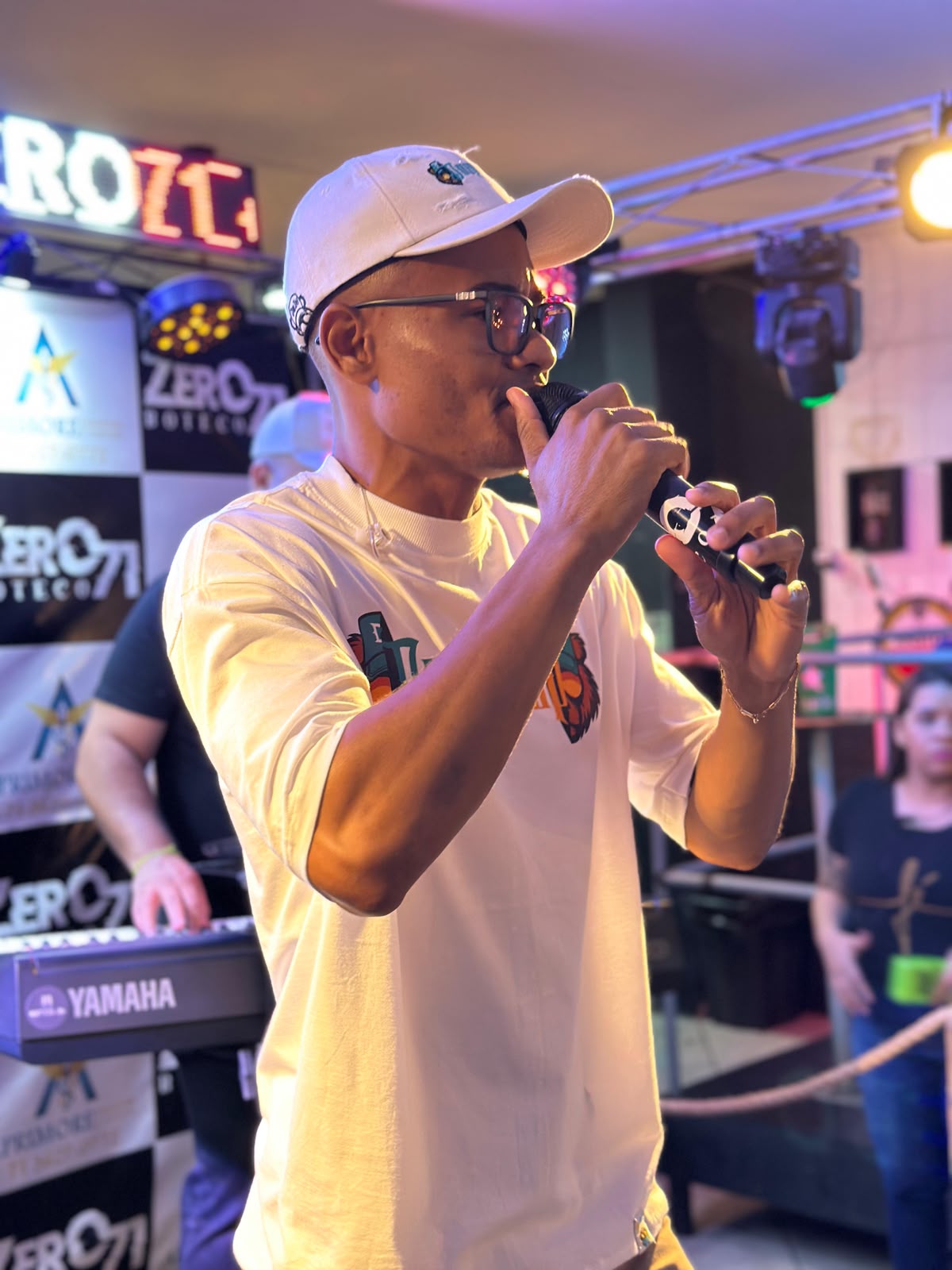 BRUNINHO ESTILIZADO ARRASTA MULTIDÃO E FAZ GRANDE SHOW NO BOTECO 071 - Noticia
